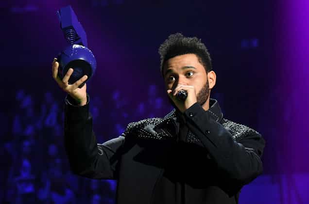 the-weeknd-wins-onstage-ema-2016
