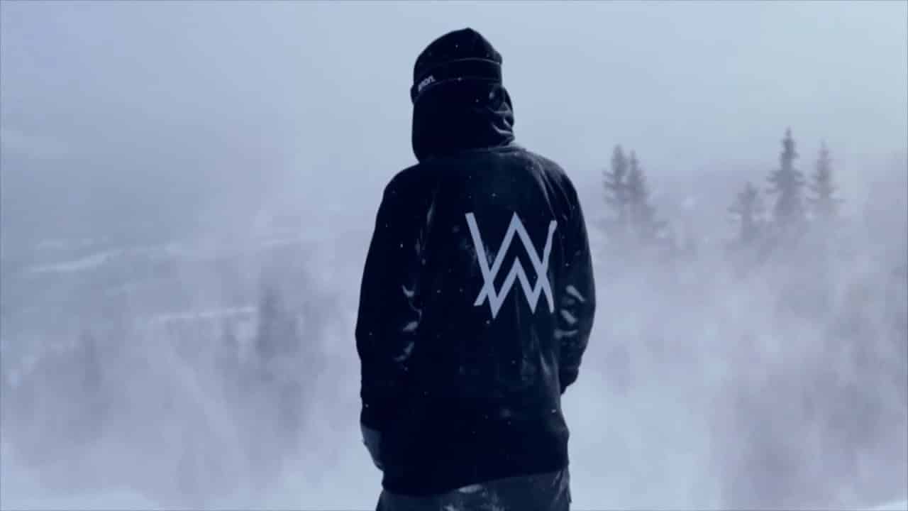 Алоне песня. Алан Волкер Элон. Алан Волкер один. Alone Алан Уокер. Alan Walker со спины.